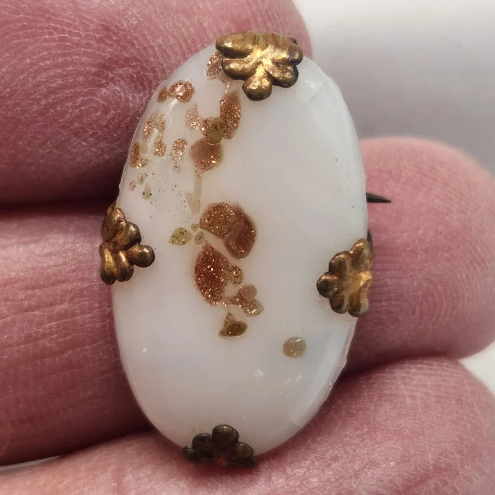 VINTAGE Victorian Speckled‎ White Venetian Glass Brooch Pin Brass Cameo...